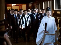 　靖国神社の秋季例大祭に合わせて石破首相が奉納した「真榊」（左）＝１７日午前、東京・九段北