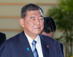 　靖国神社の秋季例大祭に合わせて石破首相が奉納した「真榊」（左）＝１７日午前、東京・九段北