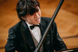　第１９回ショパン国際ピアノ・コンクールの３次予選で演奏する牛田智大さん＝１６日、ワルシャワ（（Ｃ）Ｗ．Ｇｒｚｅｄｚｉｎｓｋｉ／ＮＩＦＣ提供・共同）