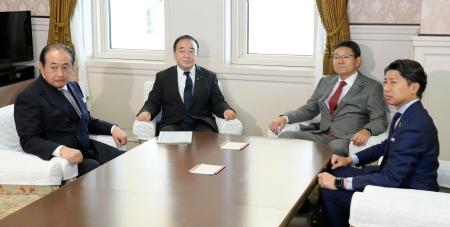 　会談に臨む自民党の梶山国対委員長（中央左）と立憲民主党の笠国対委員長（同右）＝１７日午前、国会