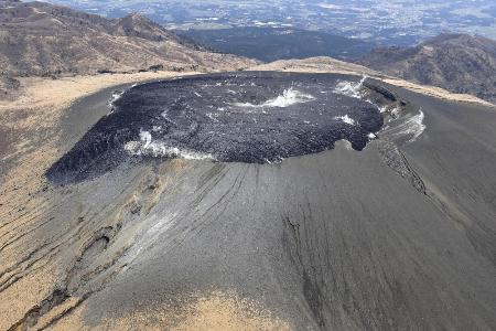 　宮崎、鹿児島県境の霧島連山・新燃岳＝３月