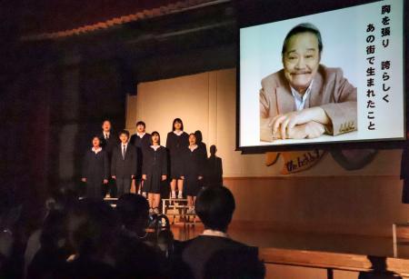 　福島県郡山市立小原田中学校で開かれた西田敏行さんの追悼式＝１７日午前