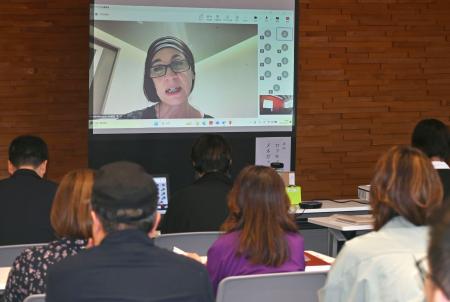 　輪島塗の海外展開に関して、オンラインで講演するイタリア・ミラノ大のロッセッラ・メネガッツォ准教授＝１７日午後、石川県輪島市