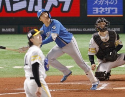 　プロ野球セ・リーグのＣＳファイナルステージ第３戦でＤｅＮＡに勝利し、日本シリーズ進出を決め笑顔の佐藤輝（右から３人目）ら阪神ナイン＝１７日、甲子園球場