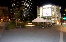 　はさみを持った男が逮捕された現場付近＝１７日午後１０時３３分、熊本市中央区