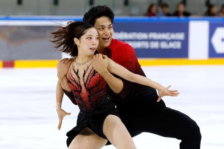 　ペアＳＰ　演技する三浦璃来（左）、木原龍一組＝アンジェ（共同）
