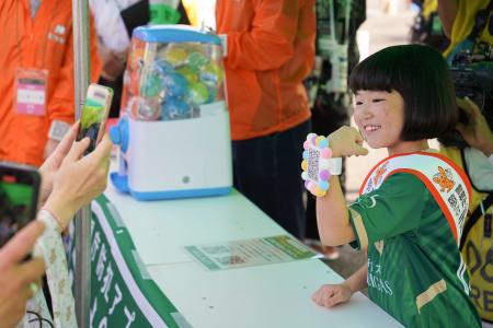 　警視庁のイベントに参加し、同庁の防犯アプリ「デジポリス」のダウンロードを呼びかける永尾柚乃さん＝１８日午後