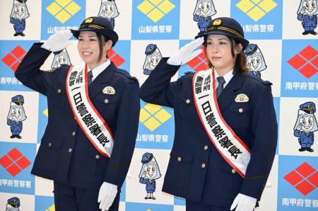 　南甲府署の一日署長に就任した出口クリスタさん（右）と妹ケリーさん＝１８日、山梨県昭和町