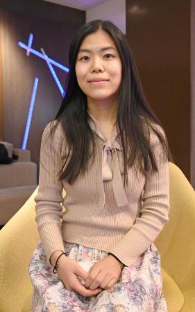 　取材に応じる進藤実優さん＝２０２１年、ワルシャワ