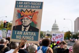 　１８日、米ワシントンで「ＮＯ　ＫＩＮＧＳ（王はいらない）」デモに参加した人たち（ＡＰ＝共同）