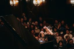 　取材に応じる進藤実優さん＝２０２１年、ワルシャワ