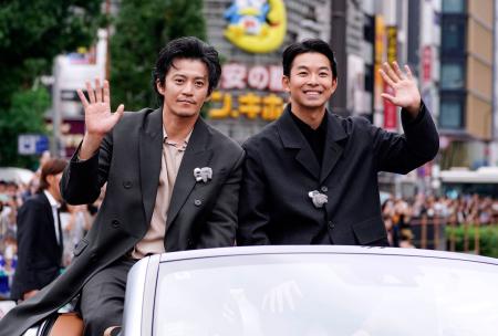 　名古屋まつりの行列に参加したＮＨＫ大河ドラマ「豊臣兄弟！」主演の仲野太賀さん（右）と小栗旬さん＝１９日午後、名古屋市