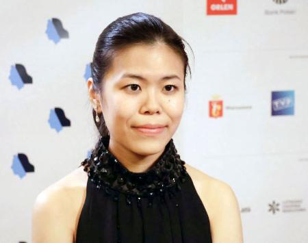 　演奏後取材に応じる進藤実優さん＝１９日、ワルシャワ（共同）