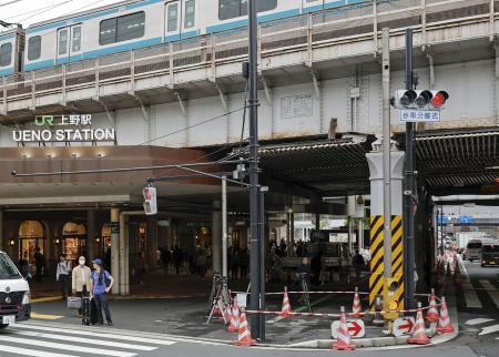 　タクシーが歩道に乗り上げ、男女４人がけがをする事故があったＪＲ上野駅近くの現場＝２０日午後０時５０分、東京都台東区