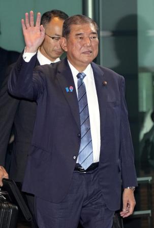 　首相官邸に入る石破首相＝９月