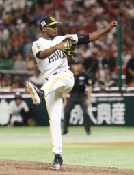 　２年連続の日本シリーズ進出を決め、パ・リーグのクライマックスシリーズ優勝額を高々と掲げるソフトバンク・小久保監督＝みずほペイペイドーム