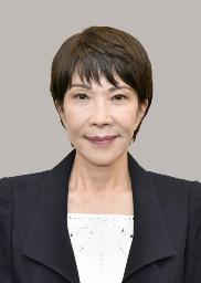 　衆院本会議で第１０４代首相に指名され、起立する自民党の高市早苗総裁。憲政史上初となる女性首相が誕生した＝２１日午後１時４７分