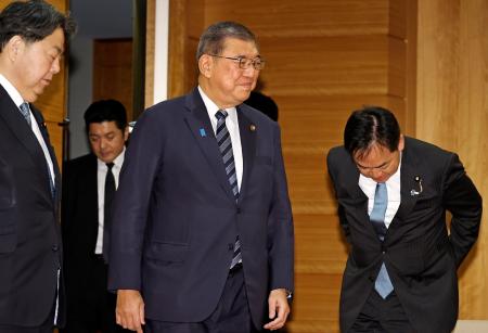 　内閣総辞職の閣議に臨む石破茂首相＝２１日午前８時５０分、首相官邸