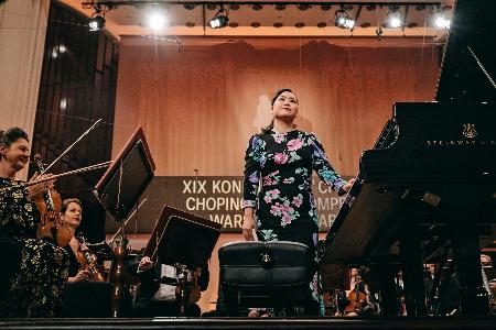 　「第１９回ショパン国際ピアノ・コンクール」の本選のステージに立つ桑原志織さん＝２０日、ワルシャワ（（Ｃ）Ｗ．Ｇｒｚｅｄｚｉｎｓｋｉ／ＮＩＦＣ提供・共同）