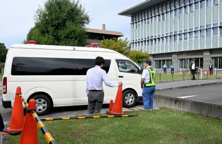 　奈良地裁に入る、山上徹也被告を乗せたとみられる車両＝２１日午前