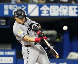 　月間ＭＶＰを受賞した巨人・岡本＝東京ドーム
