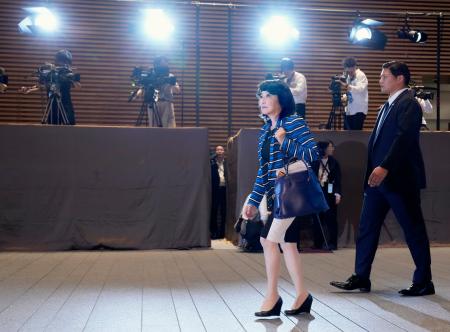 　財務相に決まり、首相官邸に入る片山さつき氏＝２１日午後４時３７分