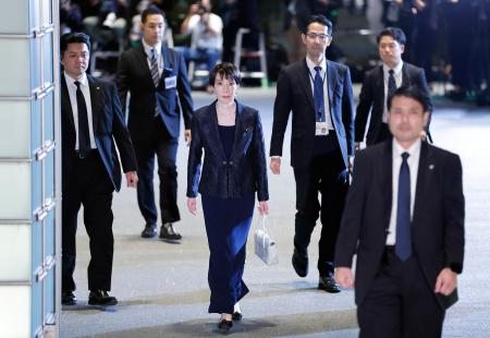 　皇居での任命式と認証式のため、首相官邸を出る高市早苗首相（中央）＝２１日午後６時１８分