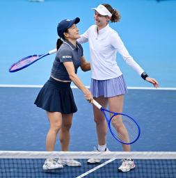 　東レ・パンパシフィック・オープン１回戦でニコラ・バルトゥンコバと対戦する園部八奏＝２１日、東京・有明テニスの森公園（ゲッティ＝共同）