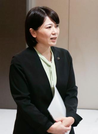 　前橋市議全員を対象とした会合を終え、記者団の取材に答える小川晶市長＝２１日午後、前橋市