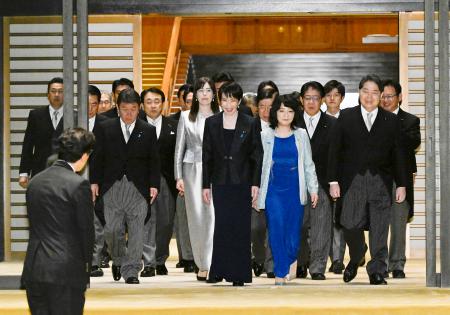 　任命式と認証式を終え、記念撮影に臨む高市早苗首相（前列中央）と閣僚ら＝２１日午後９時６分、宮殿・北車寄