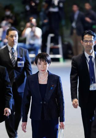 　皇居での任命式と認証式のため、首相官邸を出る高市早苗首相＝２１日午後６時１８分