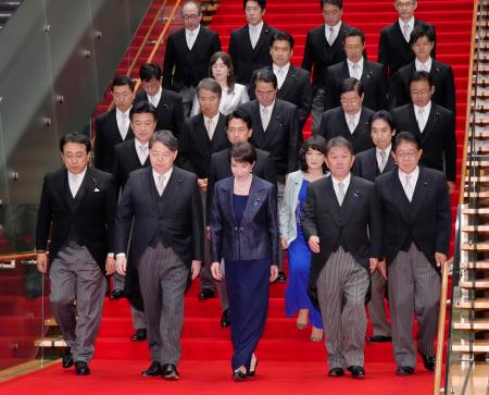 　初閣議を終え、記念撮影に臨む高市早苗首相（前列中央）と閣僚ら＝２１日午後１１時３２分、首相官邸