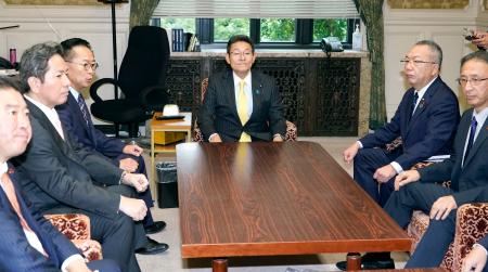 　会談に臨む野党各党の国対委員長ら。右から２人目は公明党の中川国対委員長＝２２日午前、国会