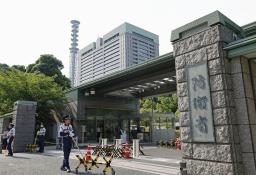 　事故があった施設周辺を調べる警視庁の捜査員ら＝２２日午後０時３０分ごろ、防衛省