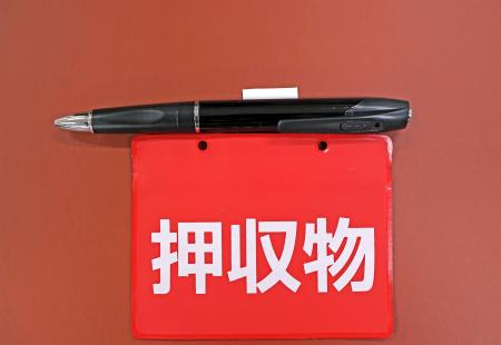 　柘野啓輔容疑者の車両から押収されたペン型カメラ＝２２日午前、愛知県警本部