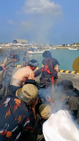 　疎開船が米軍機の攻撃を受けた後の場面の撮影＝１５日、沖縄県石垣市の石垣漁港（石垣市提供）