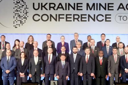 　ウクライナの地雷対策を協議する国際会議で記念写真に納まる出席者ら。前列左から５人目は茂木外相＝２２日午前、東京都内