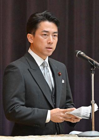 　訓示する小泉防衛相＝２２日午後、防衛省（代表撮影）