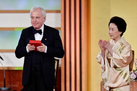 　第３６回高松宮殿下記念世界文化賞の授賞式でメダルを贈られるアンドラーシュ・シフさん（左）＝２２日午後、東京・元赤坂の明治記念館