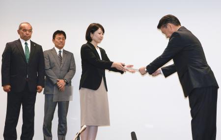 　前橋市の小川晶市長（右から２人目）に辞職など求める文書を手渡す市議ら＝２２日午後、前橋市