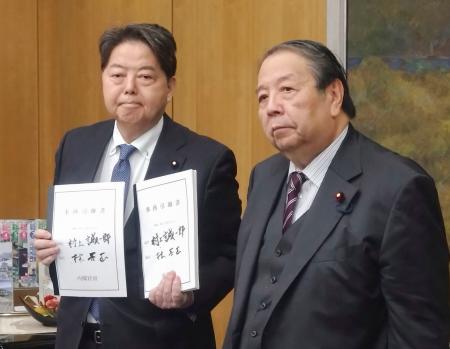 　林総務相（左）との引き継ぎを終えた村上前総務相＝２２日午前、総務省