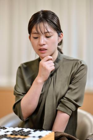 　第４４期女流本因坊戦５番勝負の第４局で星合志保四段に敗れ、対局を振り返る藤沢里菜女流本因坊＝２２日午後、東京都千代田区の日本棋院
