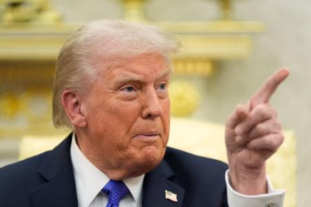 　２２日、米ワシントンのホワイトハウスで記者に応じるトランプ大統領（ＡＰ＝共同）
