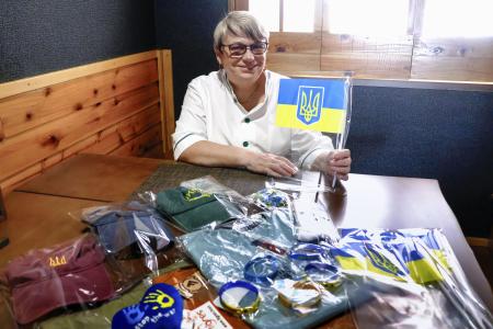 　「キッチンウクライナ」の来店客に記念品を贈呈するサービスを始めたクービック・ナタリヤさん＝１７日、群馬県桐生市