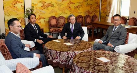 　会談に臨む（左から）国民民主党の古川国対委員長、榛葉幹事長、日本維新の会の中司幹事長、遠藤国対委員長＝２３日午前、国会