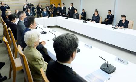 　横田早紀江さん（手前右から２人目）ら拉致被害者家族と面会する高市首相（奥右端）＝２３日午後、首相官邸