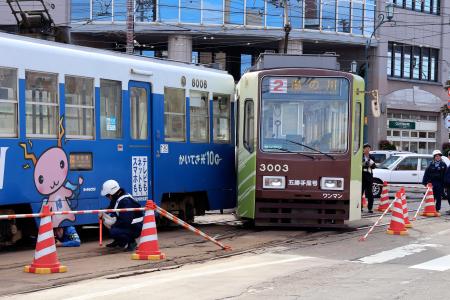 　交差点で接触した市電の路面電車＝２３日午後、北海道函館市