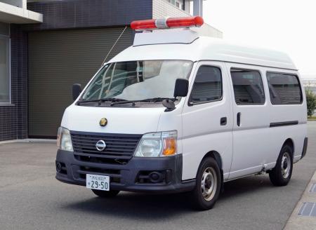 　送検のため浜松西署を出る川口陽子容疑者を乗せた車両＝２３日午後