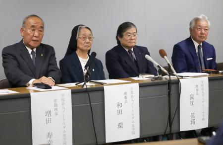 　記者会見するノートルダム女学院、ヴィアトール学園両学校法人の関係者＝２３日午後、京都市上京区