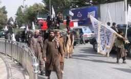 　８月、アフガニスタンの首都カブールで、タリバンの旗を掲げて復権４年を誇示する治安部隊員や支持者ら（共同）